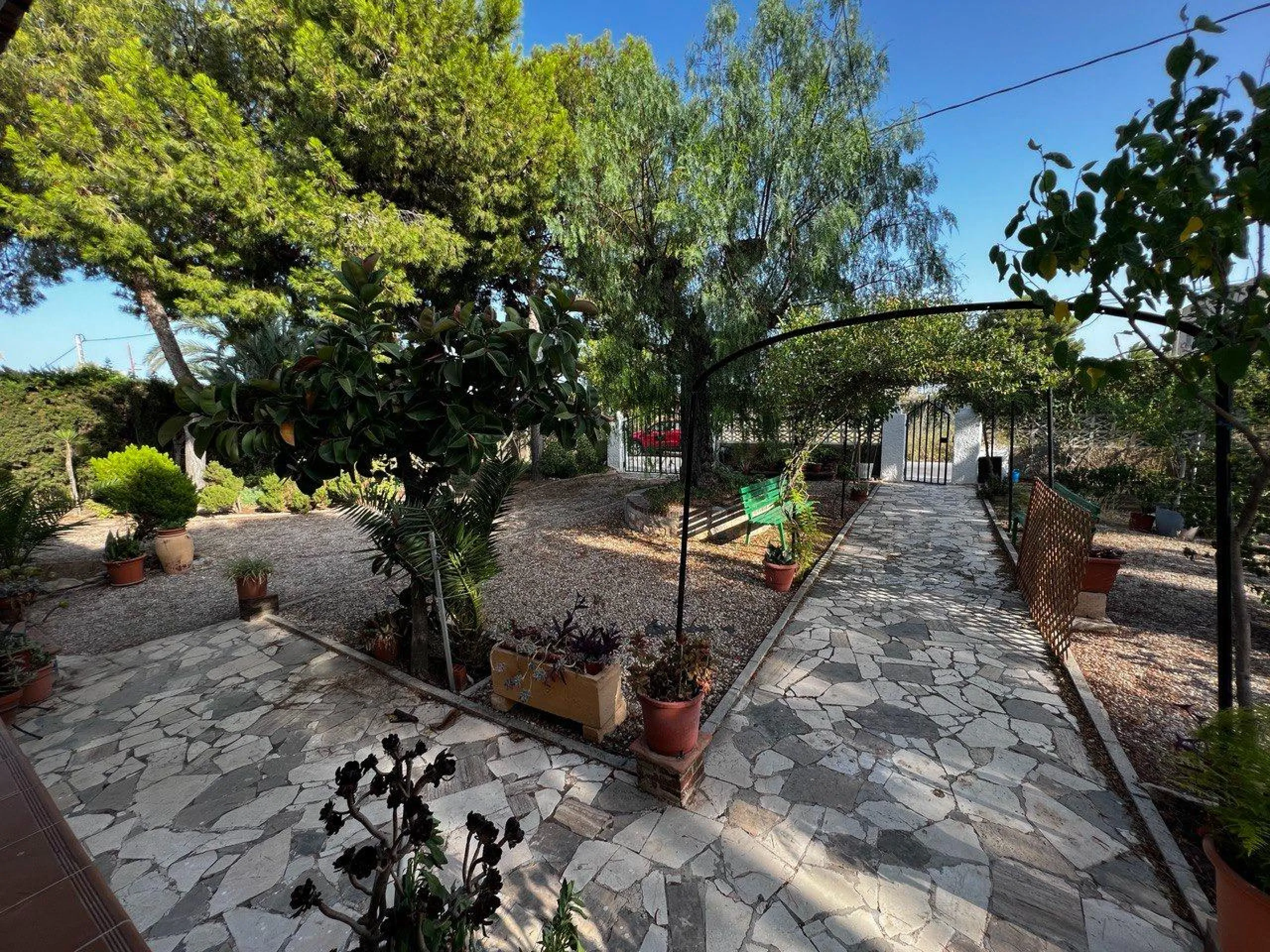 Chalet con 1000 metros de terreno en la zona Sol y Luz de San Vicente del Raspeig, Alicante