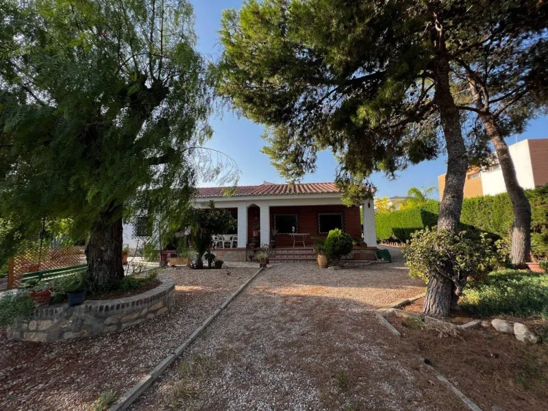 Chalet con 1000 metros de terreno en la zona Sol y Luz de San Vicente del Raspeig, Alicante