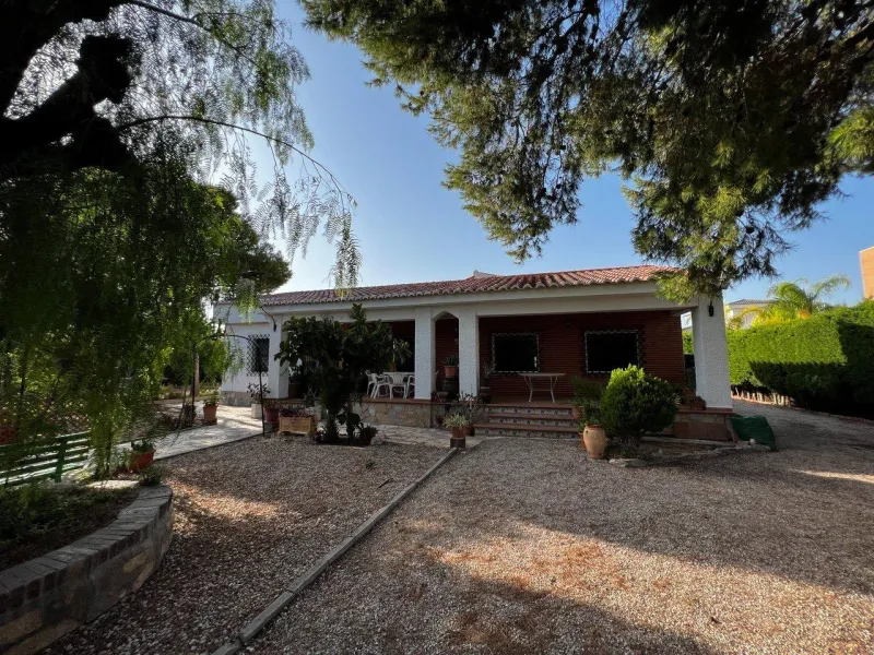 Chalet con 1000 metros de terreno en la zona Sol y Luz de San Vicente del Raspeig, Alicante