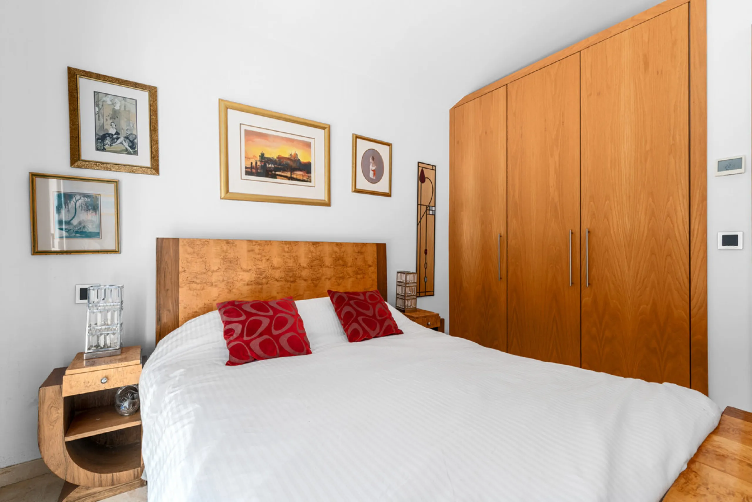 Detached beachside home in San Pedro, set opposite the woodland area and Roman ruins, and within easy walking distance of amenities, the beach, restaurants and the town centre.