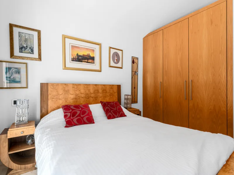 Detached beachside home in San Pedro, set opposite the woodland area and Roman ruins, and within easy walking distance of amenities, the beach, restaurants and the town centre.
