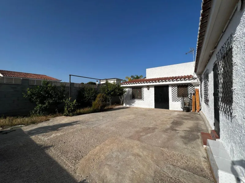 Chalet con 1000 metros de terreno en la zona Sol y Luz de San Vicente del Raspeig, Alicante