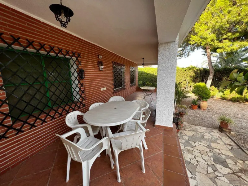 Chalet con 1000 metros de terreno en la zona Sol y Luz de San Vicente del Raspeig, Alicante