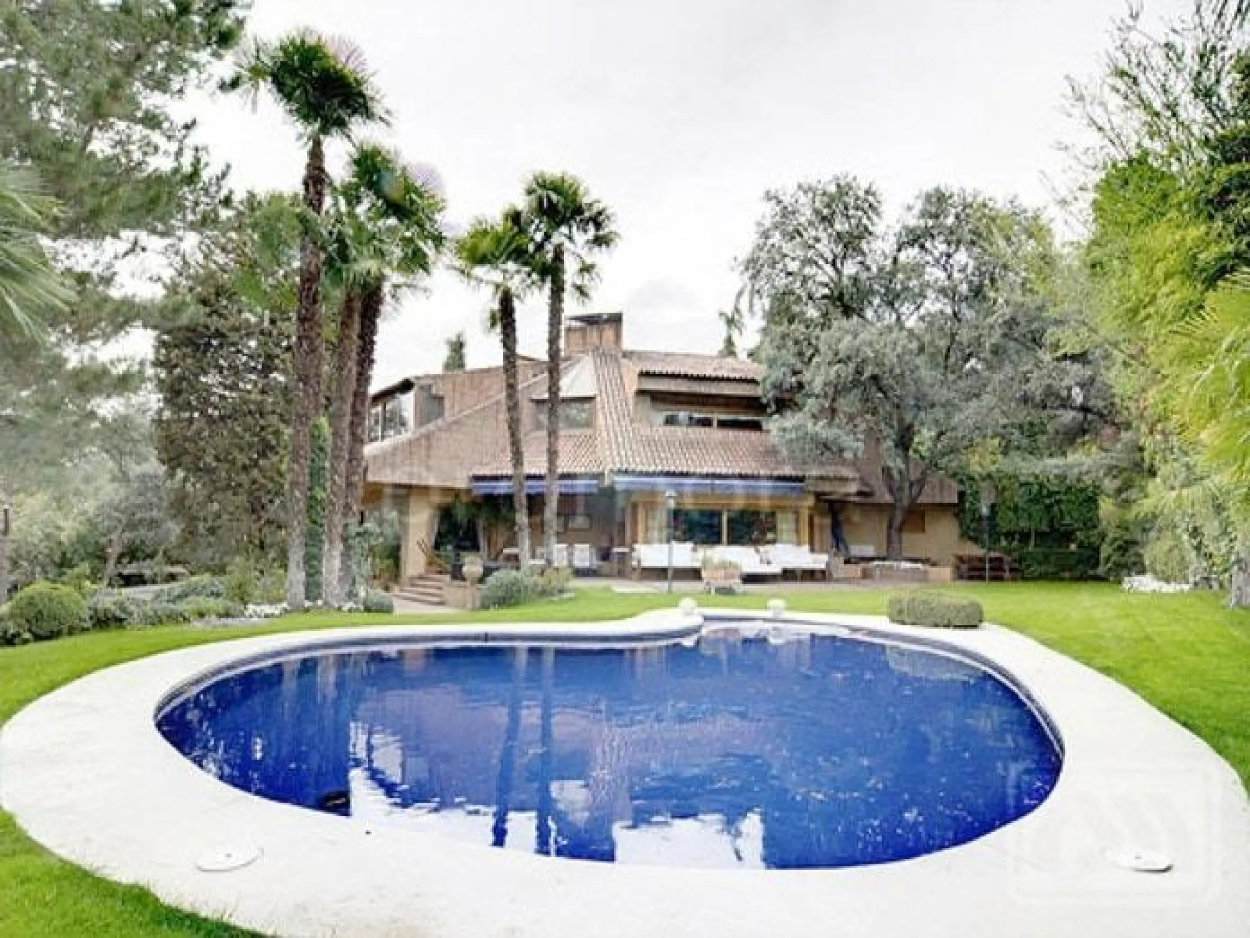 CHALET EN VENTA EN UNA URBANIZACIÓN MUY PRÓXIMA A BOADILLA DEL MONTE, MADRID