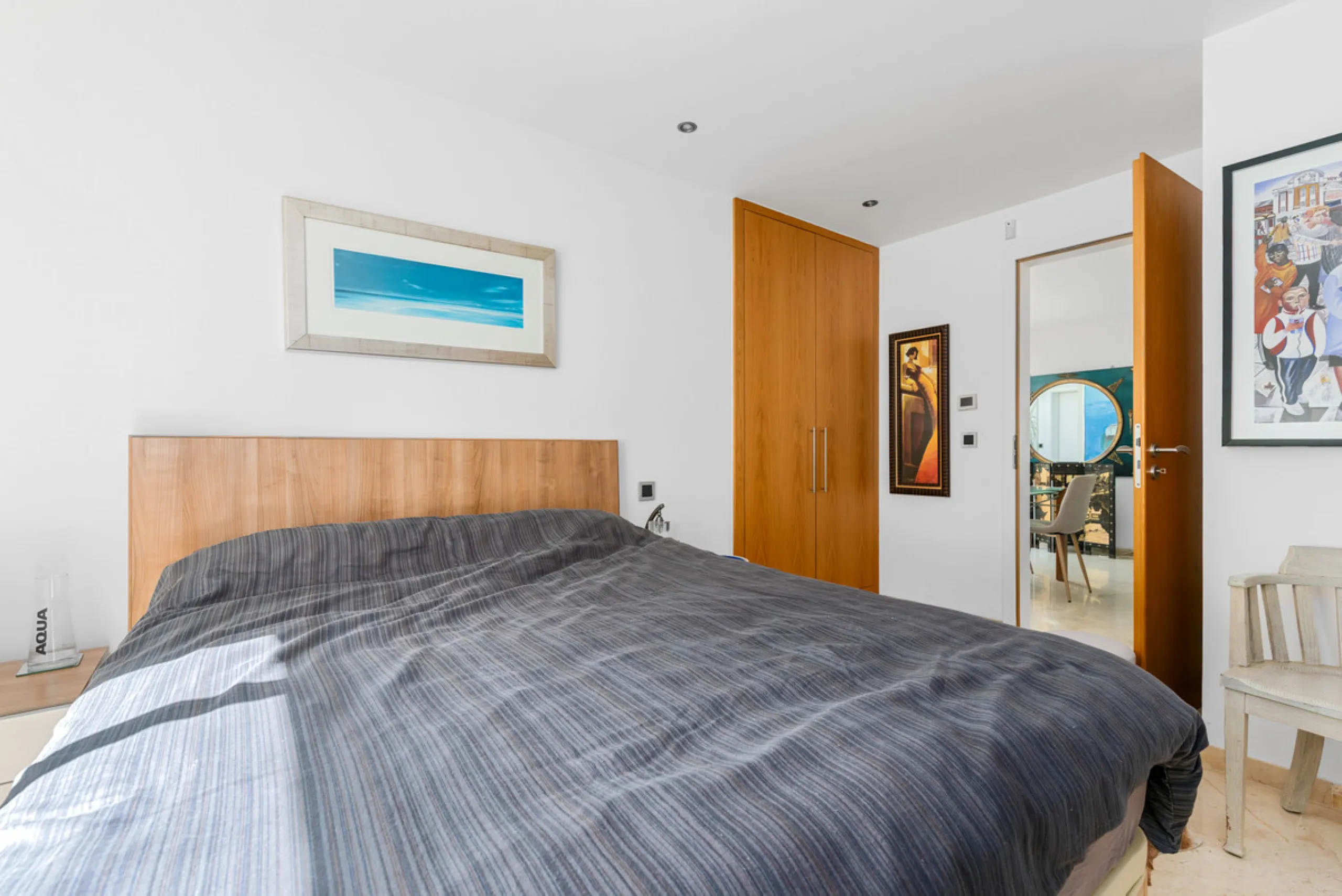 Detached beachside home in San Pedro, set opposite the woodland area and Roman ruins, and within easy walking distance of amenities, the beach, restaurants and the town centre.