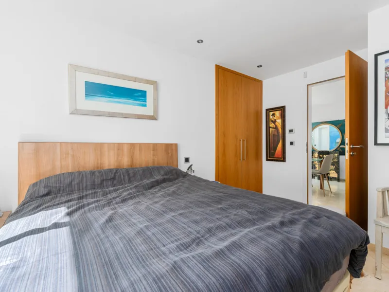 Detached beachside home in San Pedro, set opposite the woodland area and Roman ruins, and within easy walking distance of amenities, the beach, restaurants and the town centre.