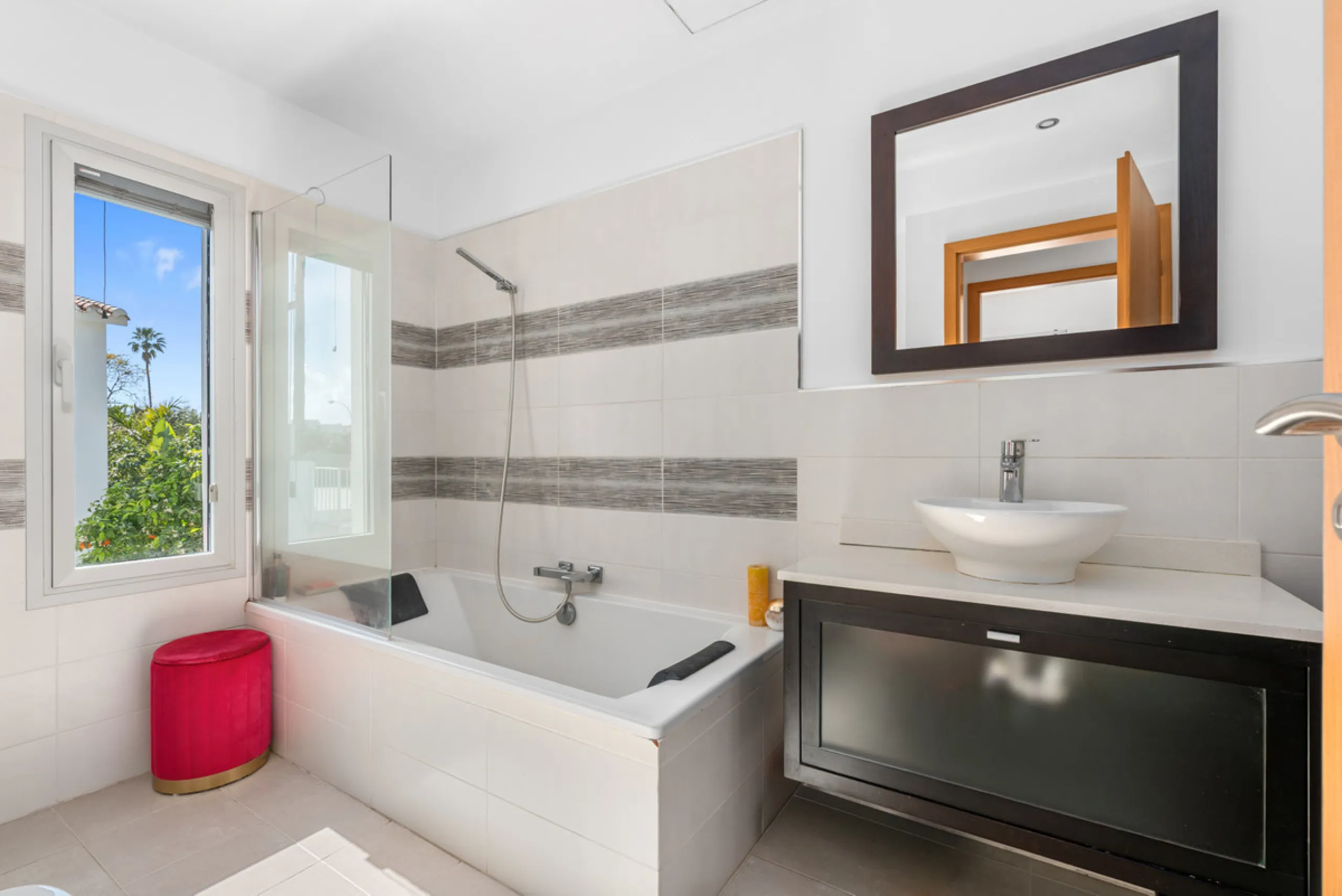 Detached beachside home in San Pedro, set opposite the woodland area and Roman ruins, and within easy walking distance of amenities, the beach, restaurants and the town centre.