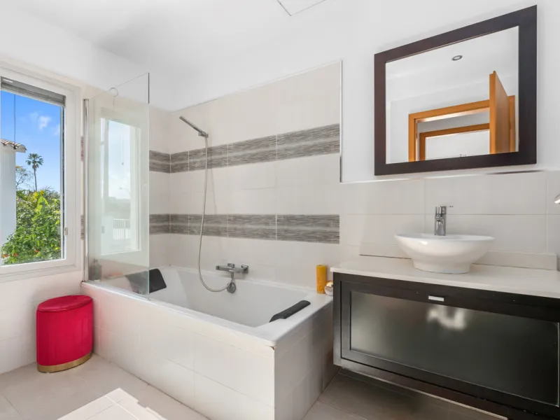 Detached beachside home in San Pedro, set opposite the woodland area and Roman ruins, and within easy walking distance of amenities, the beach, restaurants and the town centre.
