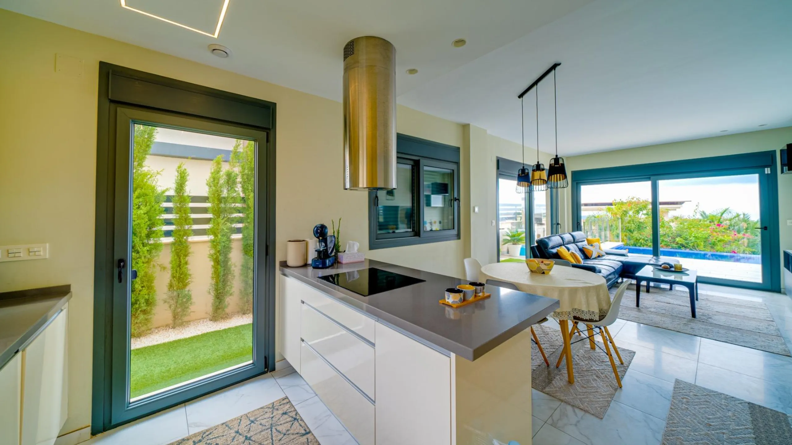 Moderna Villa con vistas al mar desde todas las habitaciones en Balcón de Finestrat