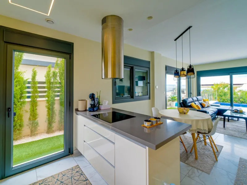 Moderna Villa con vistas al mar desde todas las habitaciones en Balcón de Finestrat
