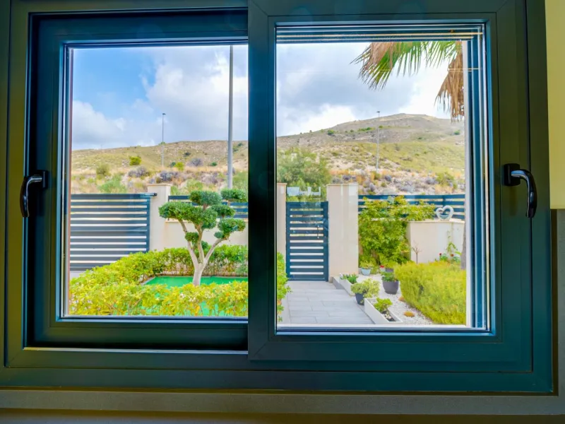 Moderna Villa con vistas al mar desde todas las habitaciones en Balcón de Finestrat