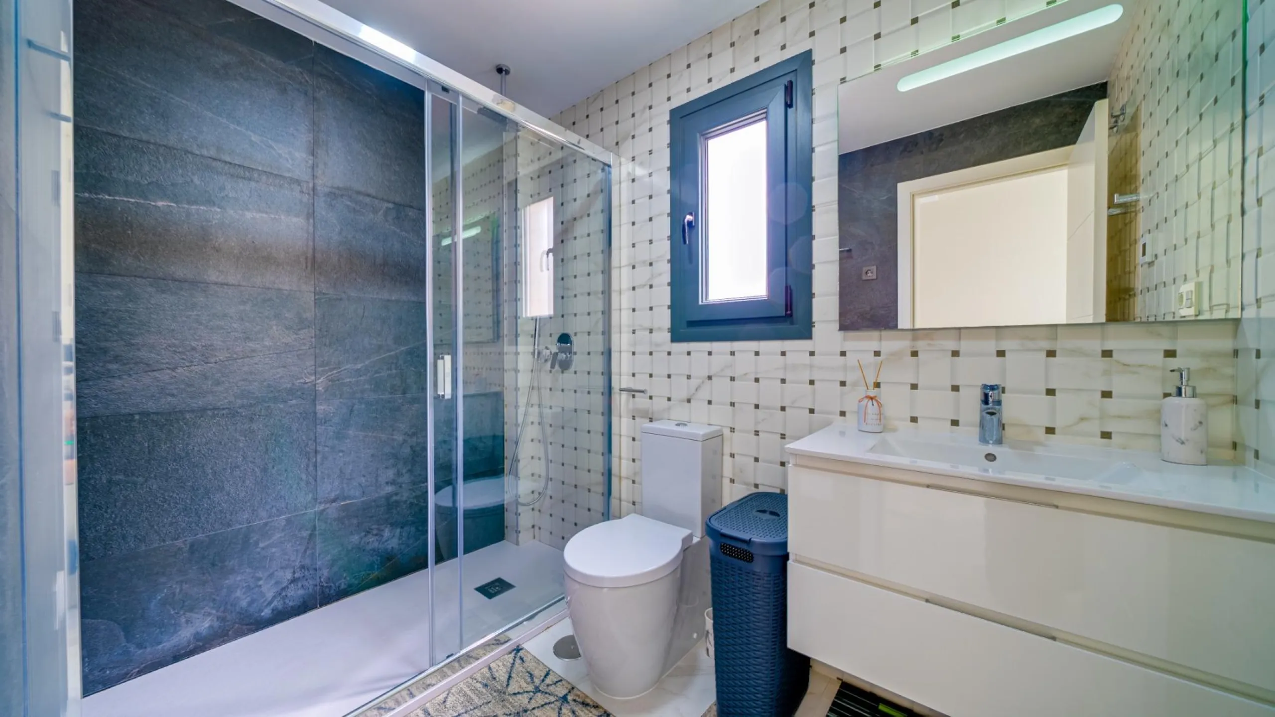 Moderna Villa con vistas al mar desde todas las habitaciones en Balcón de Finestrat