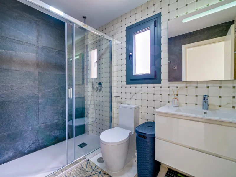 Moderna Villa con vistas al mar desde todas las habitaciones en Balcón de Finestrat