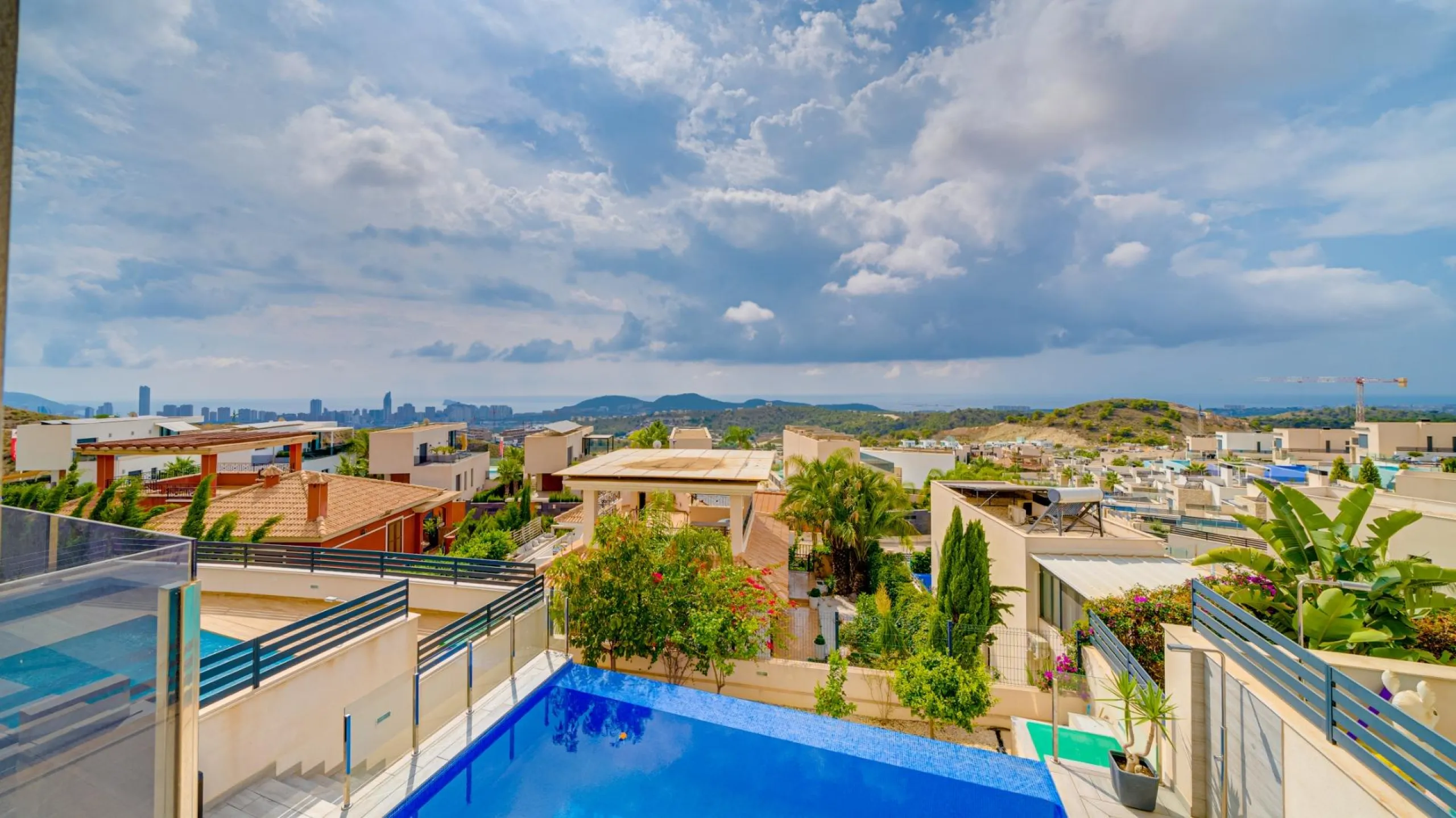 Moderna Villa con vistas al mar desde todas las habitaciones en Balcón de Finestrat