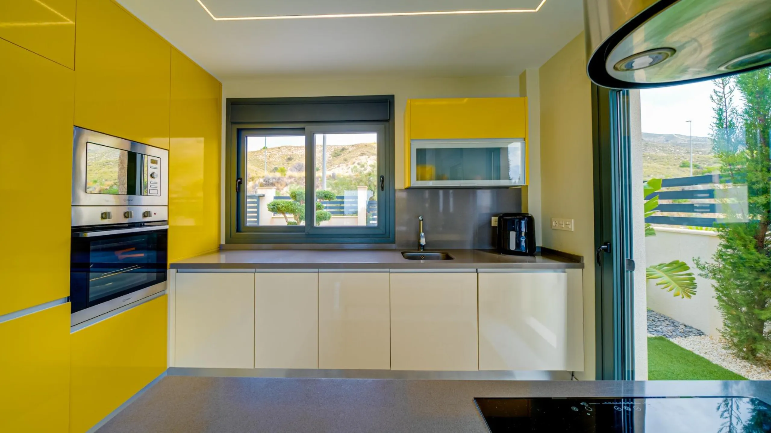 Moderna Villa con vistas al mar desde todas las habitaciones en Balcón de Finestrat