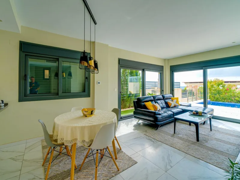 Moderna Villa con vistas al mar desde todas las habitaciones en Balcón de Finestrat