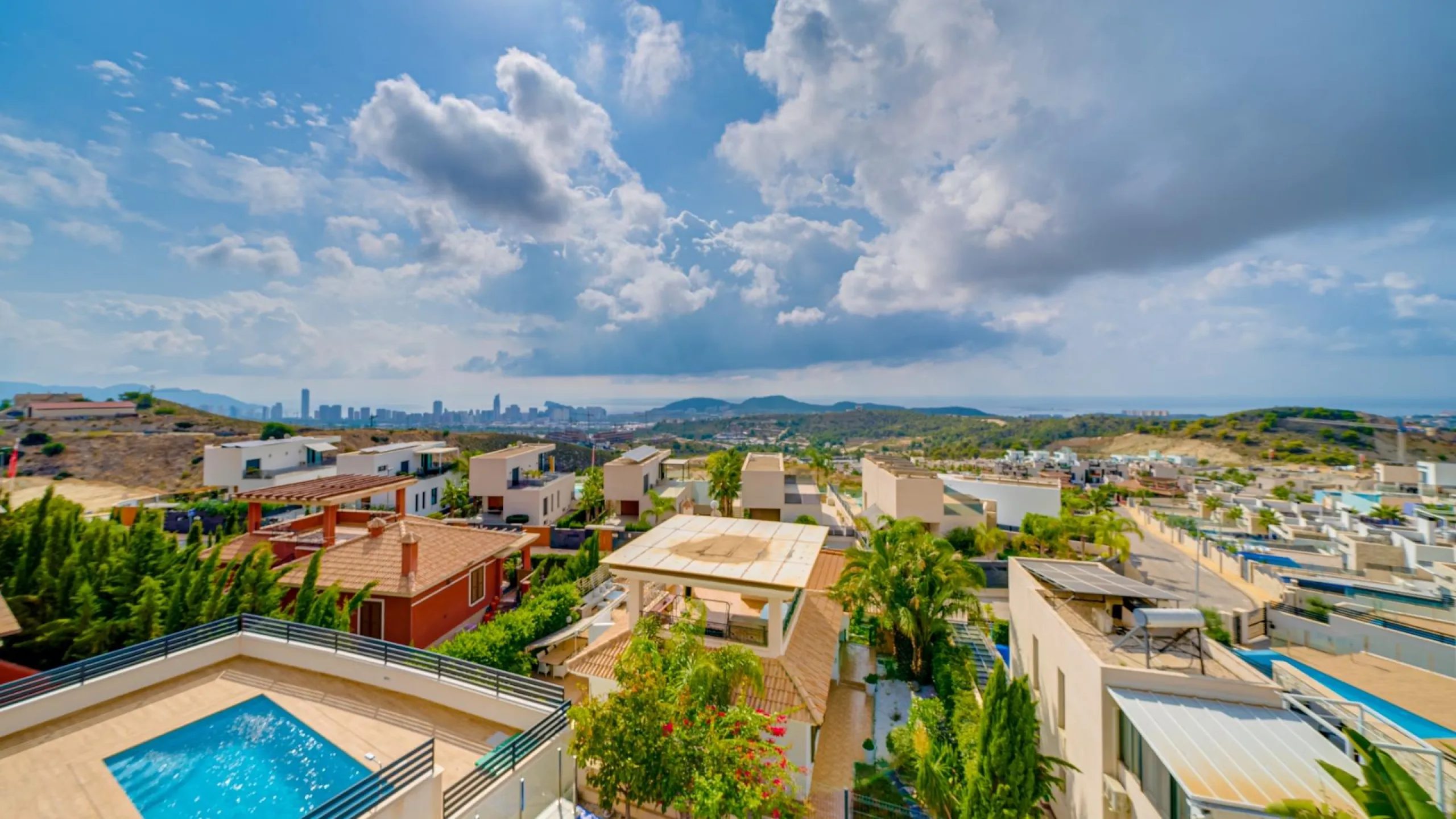 Moderna Villa con vistas al mar desde todas las habitaciones en Balcón de Finestrat