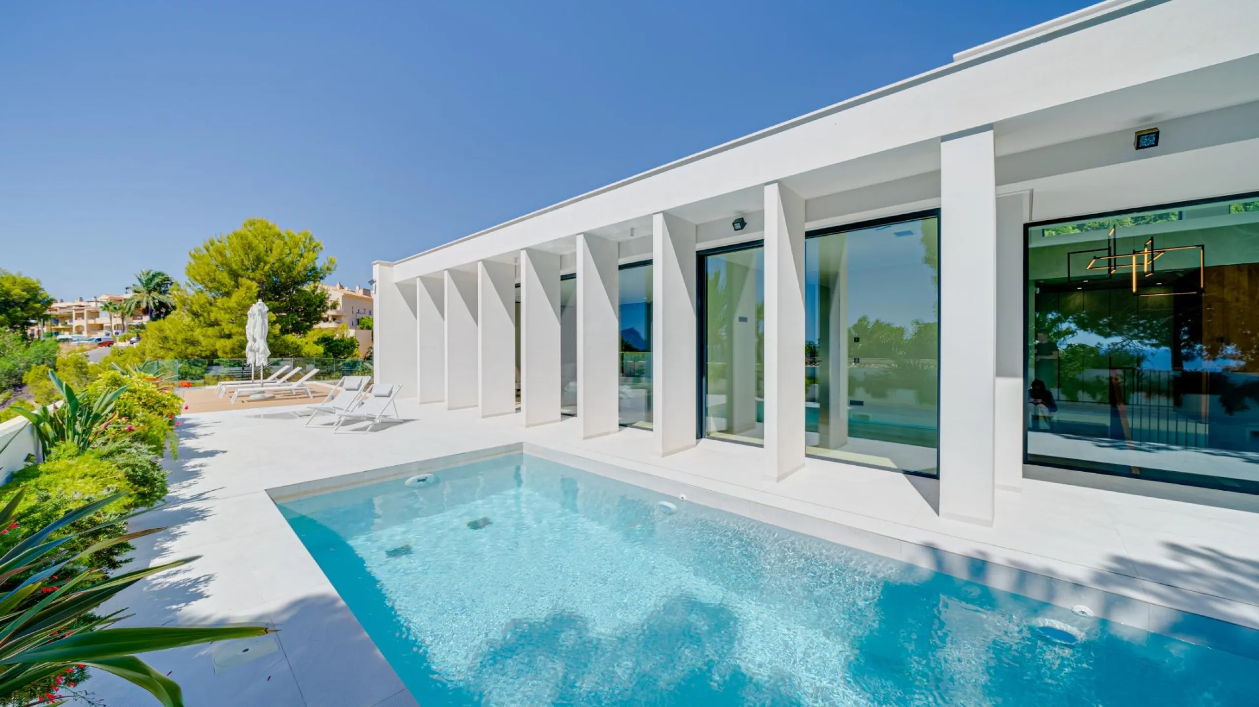 Impressive luxury villa on the sea front