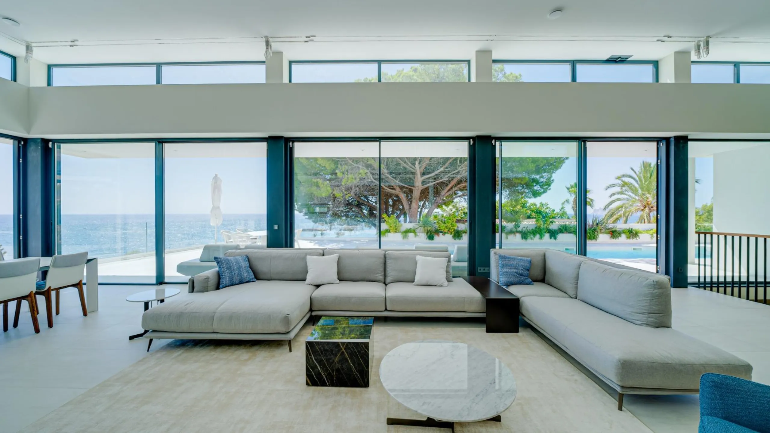 Impressive luxury villa on the sea front