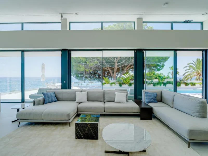 Impressive luxury villa on the sea front