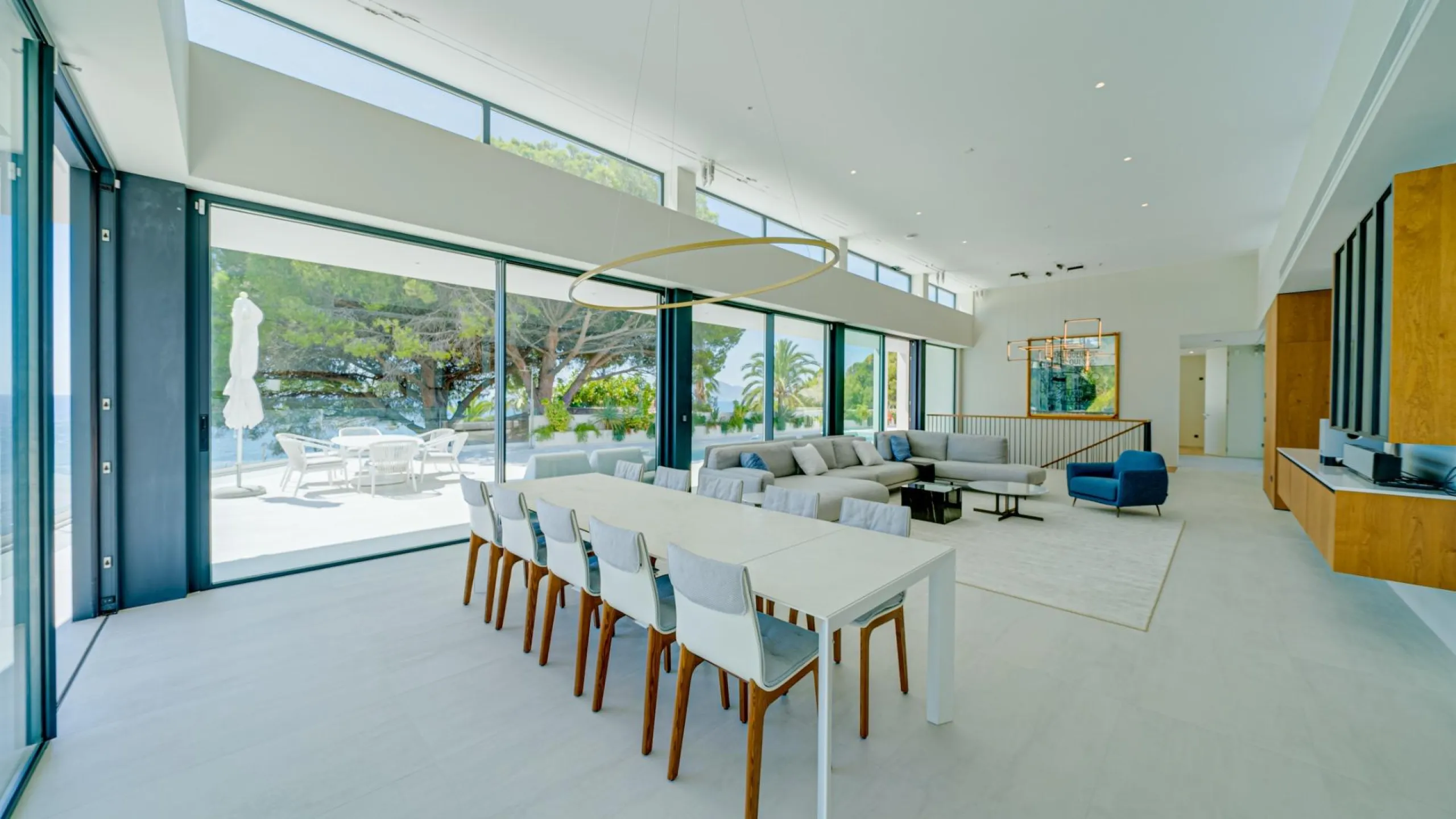 Impressive luxury villa on the sea front