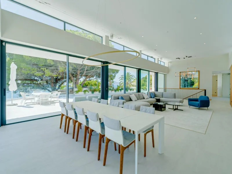Impressive luxury villa on the sea front