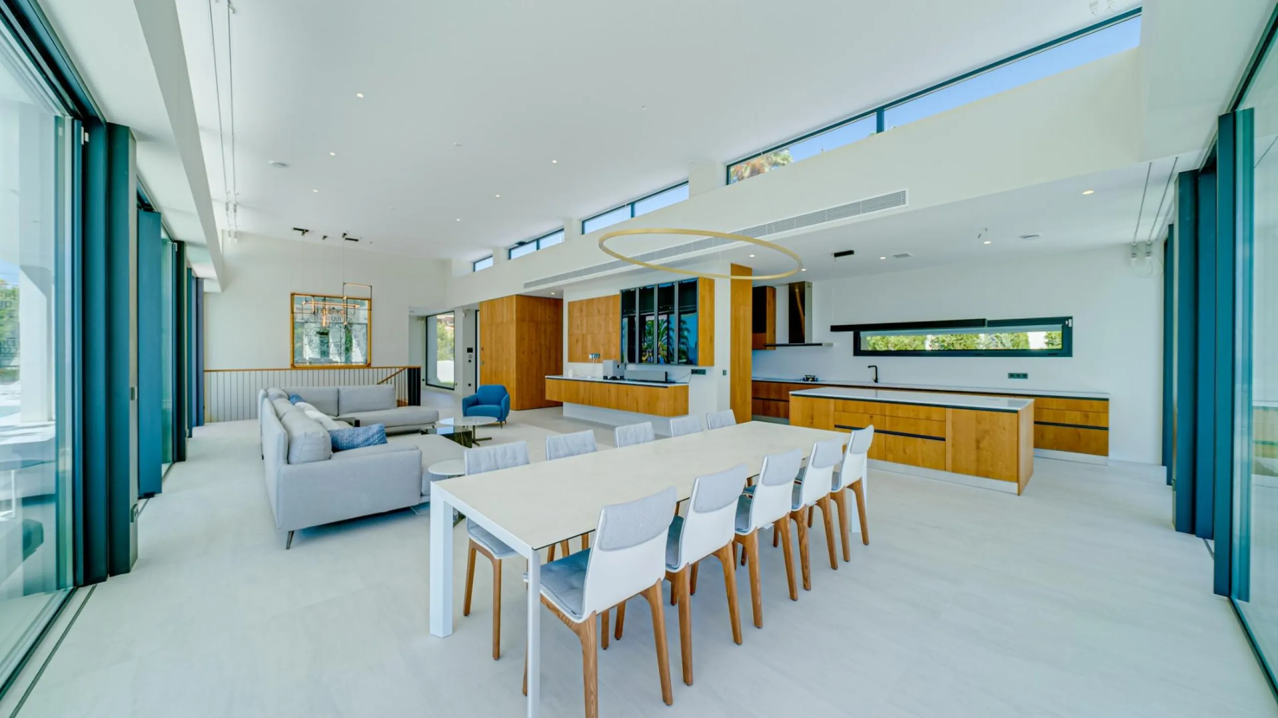 Impressive luxury villa on the sea front