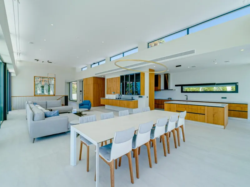 Impressive luxury villa on the sea front