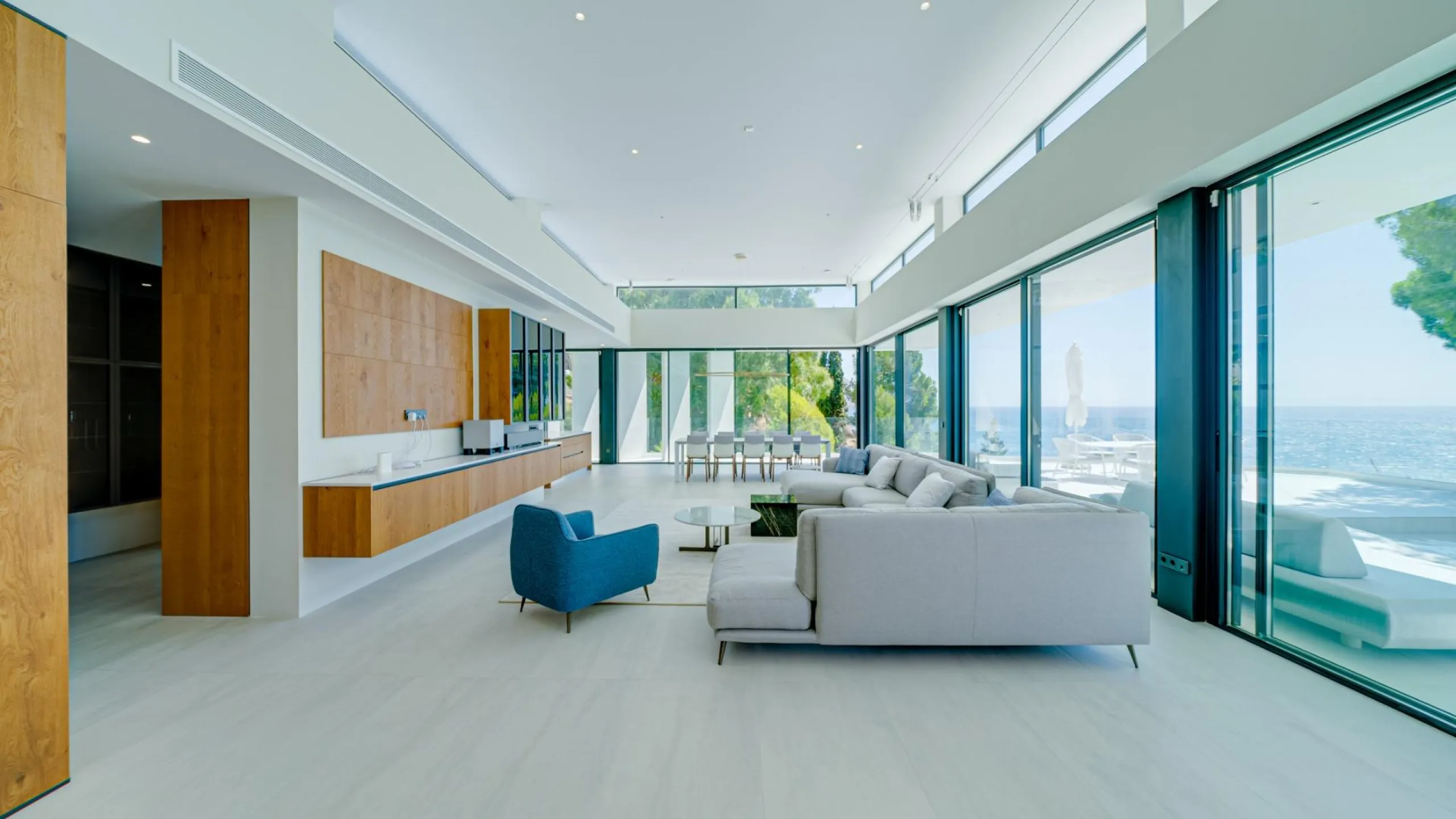 Impressive luxury villa on the sea front