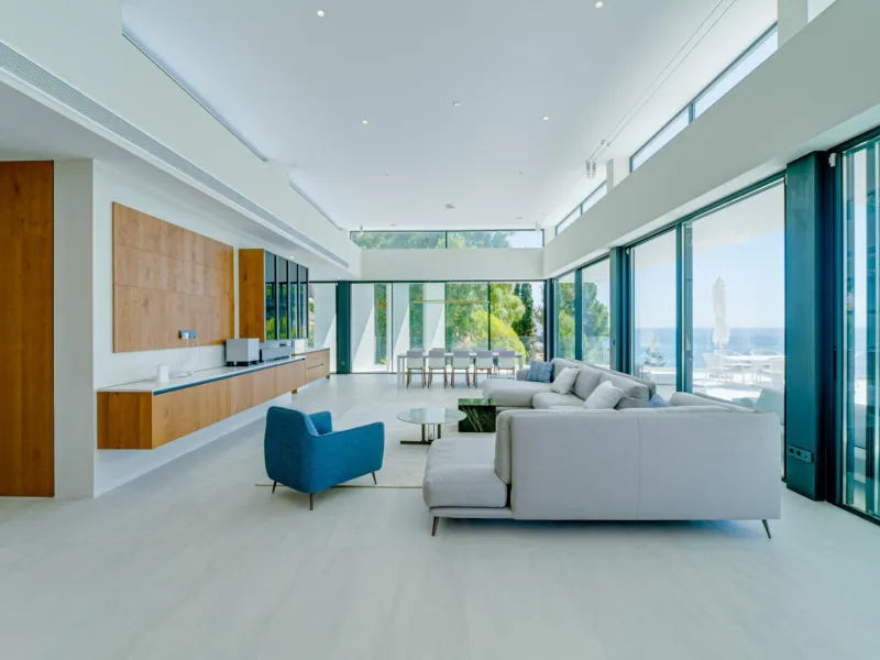 Impressive luxury villa on the sea front