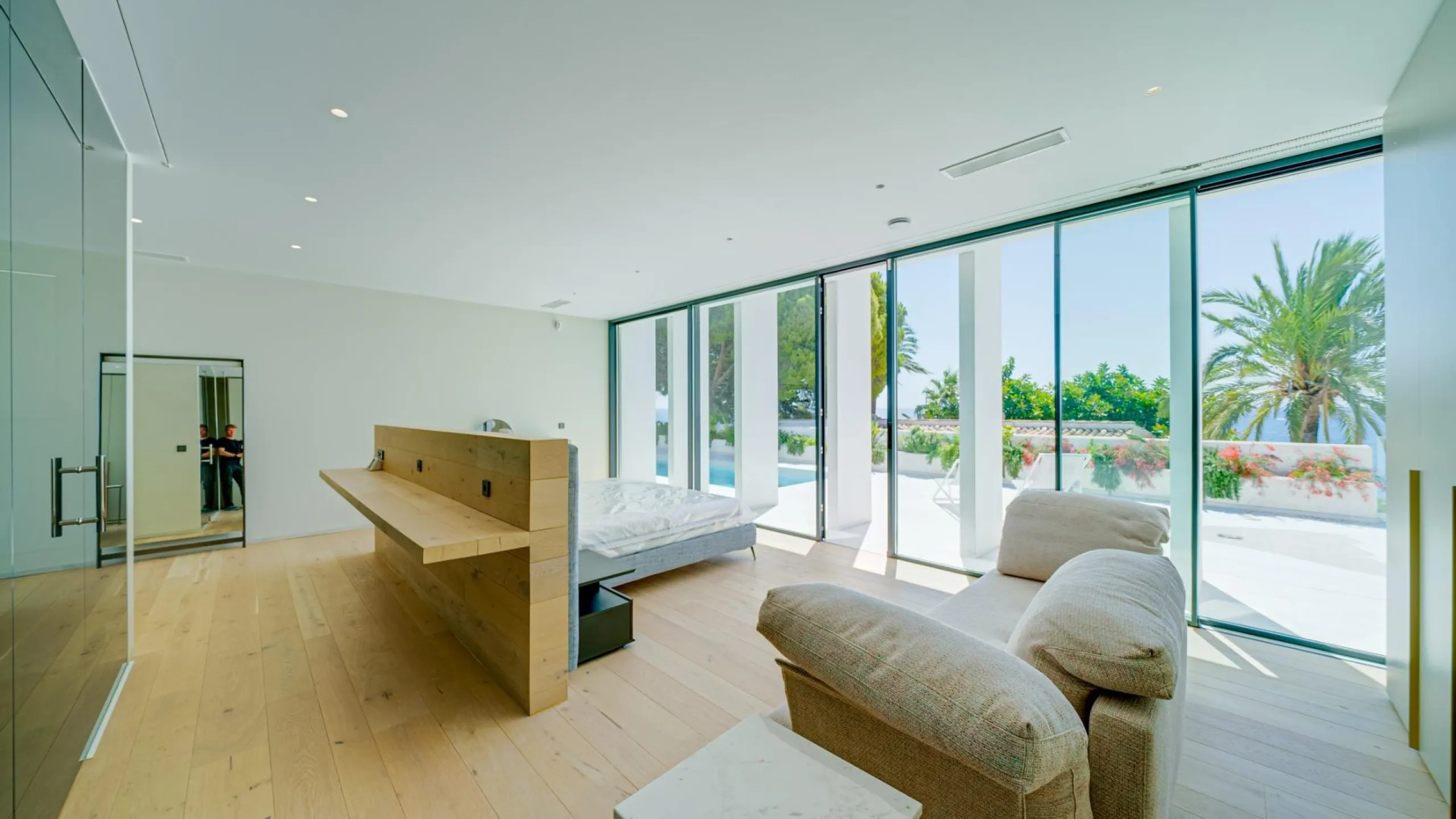Impressive luxury villa on the sea front