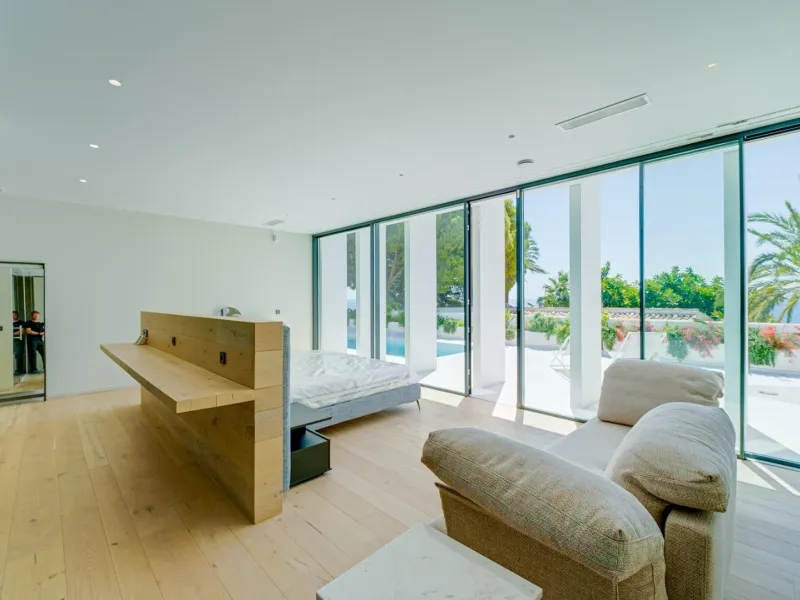 Impressive luxury villa on the sea front