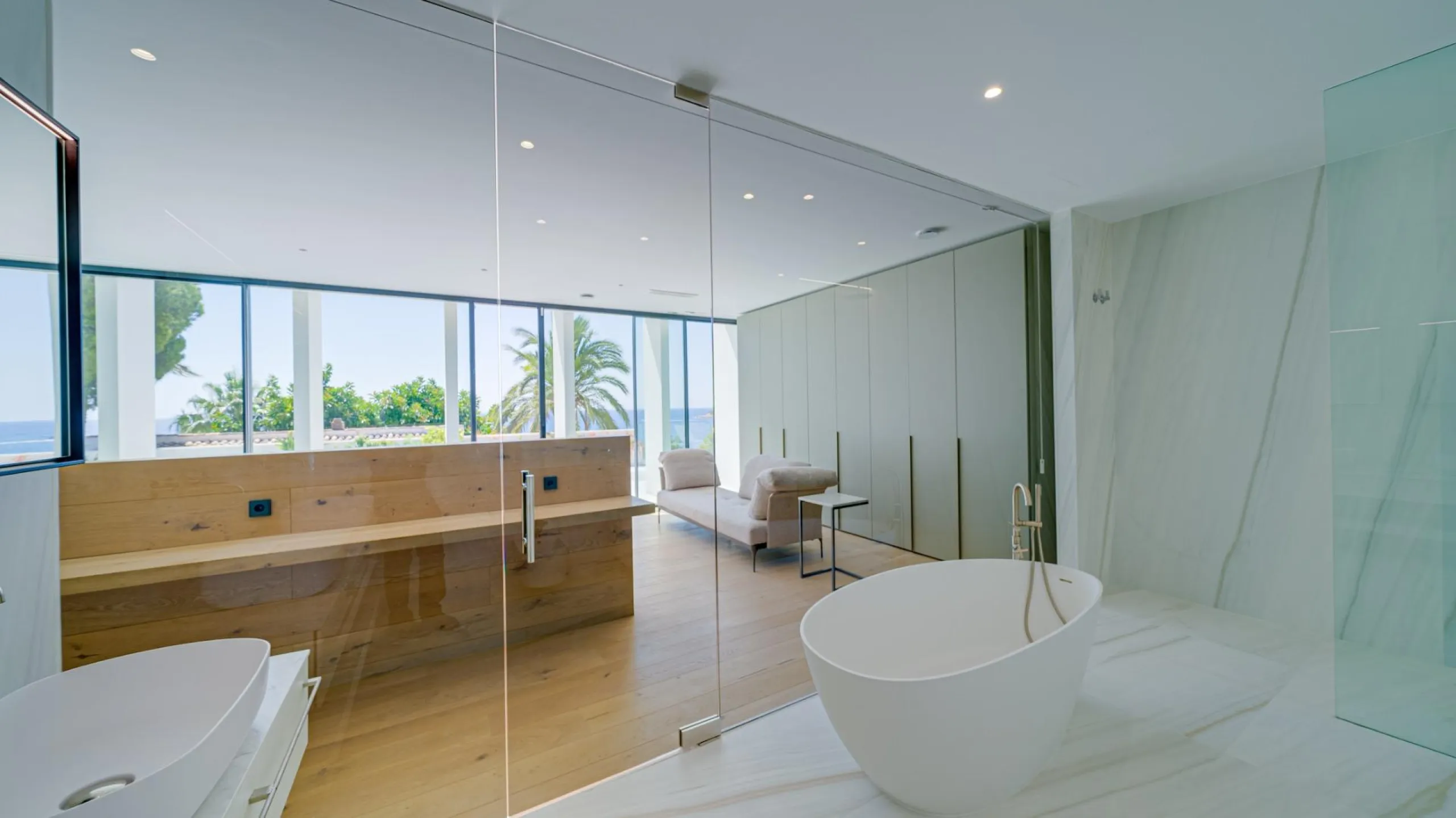 Impressive luxury villa on the sea front