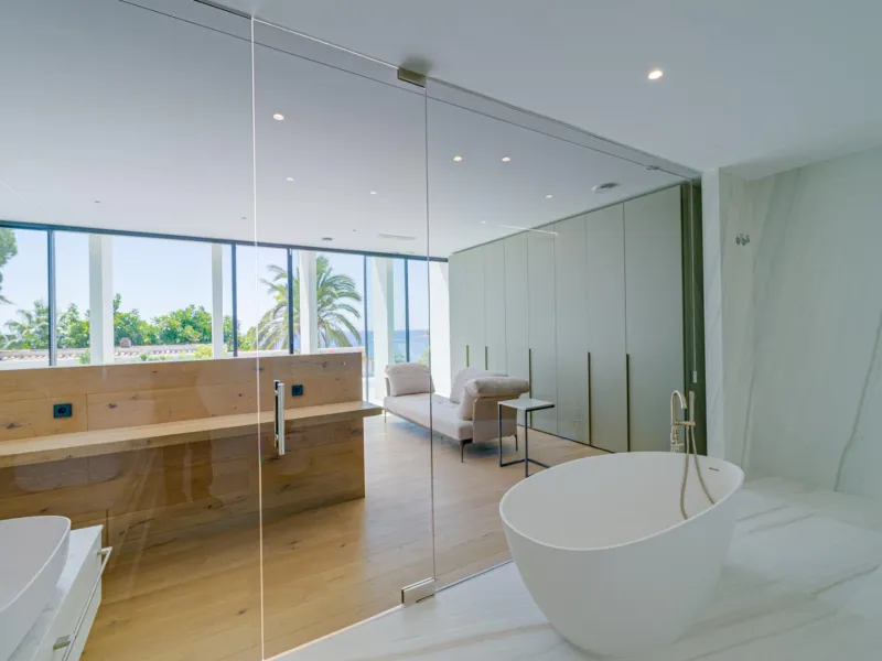 Impressive luxury villa on the sea front
