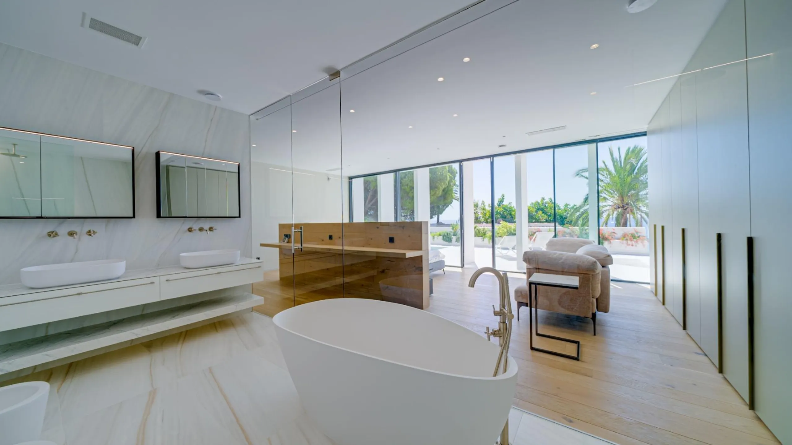 Impressive luxury villa on the sea front