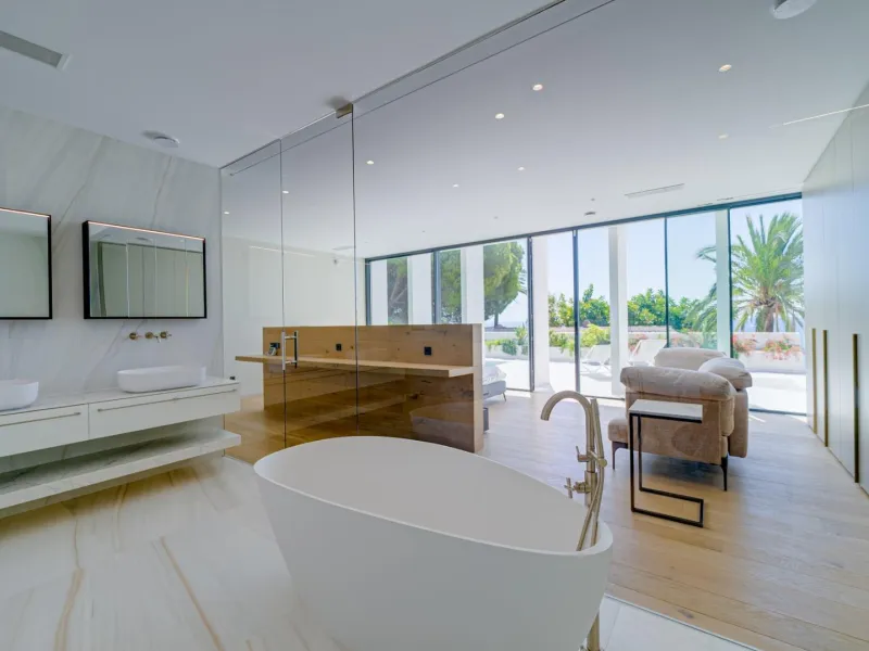 Impressive luxury villa on the sea front