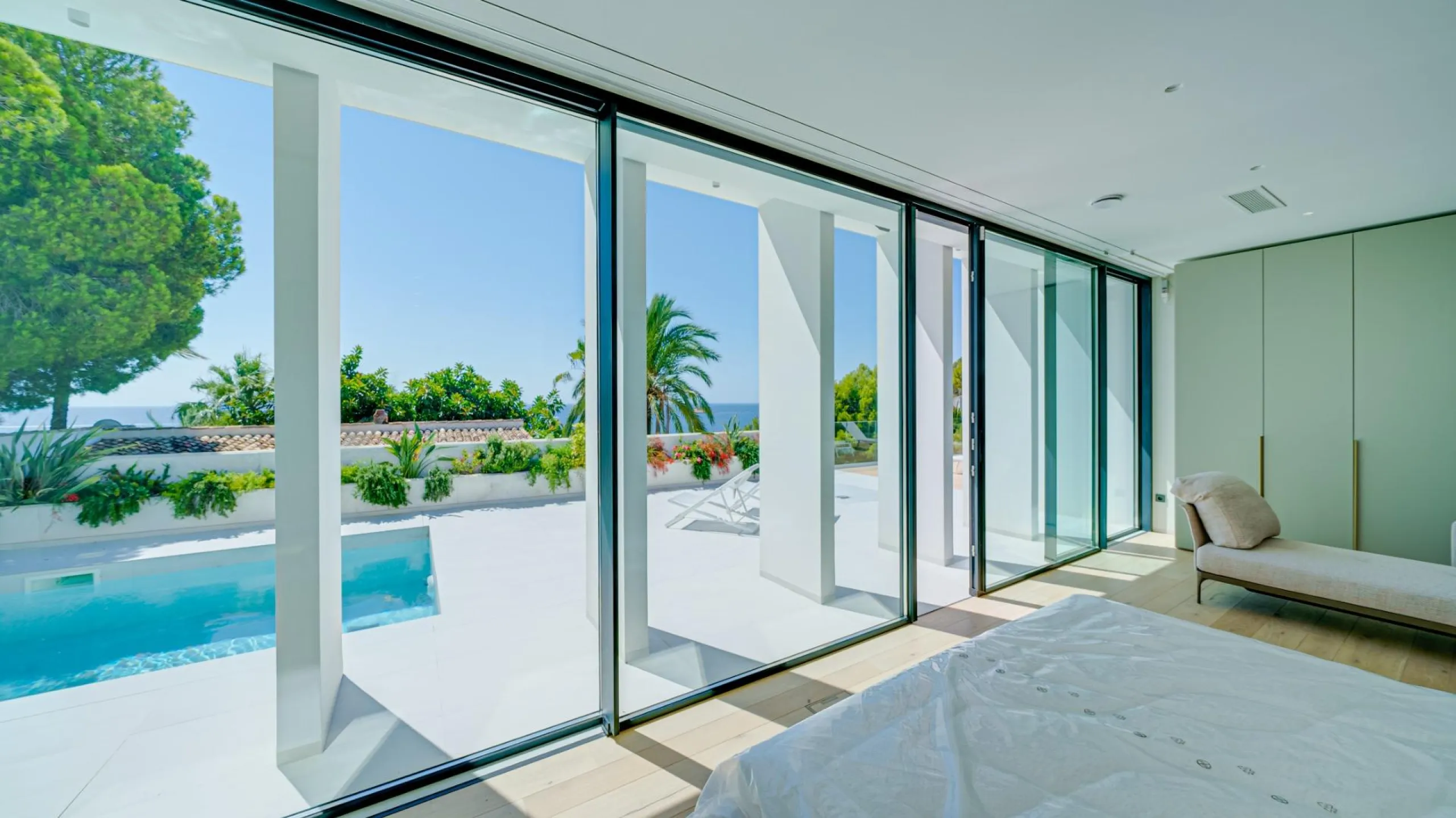 Impressive luxury villa on the sea front