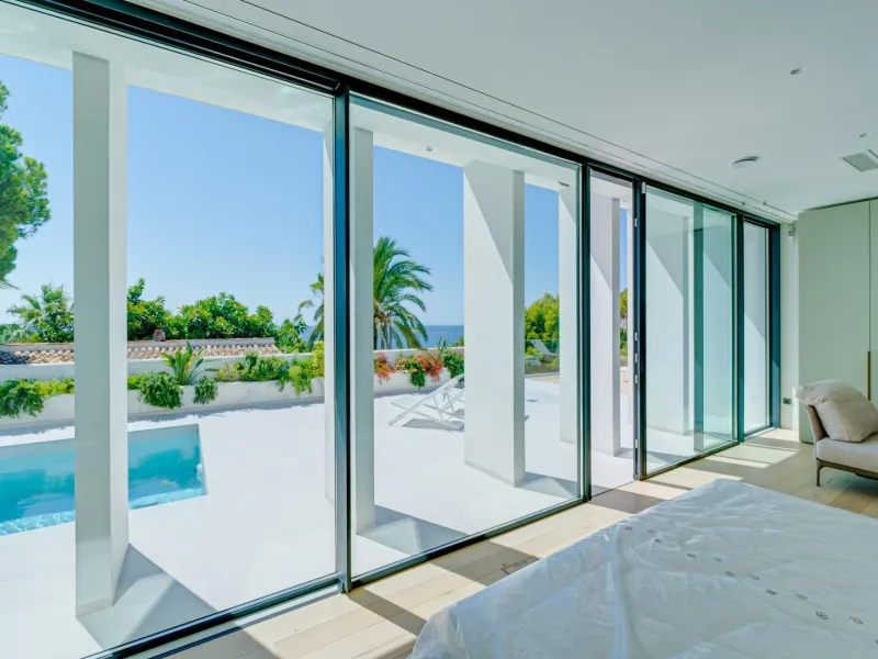 Impressive luxury villa on the sea front