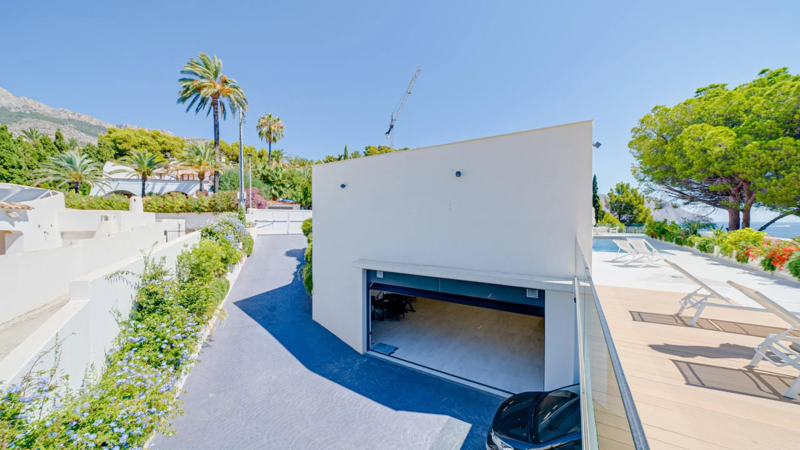 Impressive luxury villa on the sea front