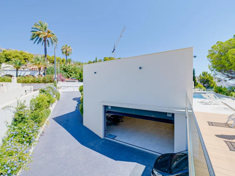 Impressive luxury villa on the sea front