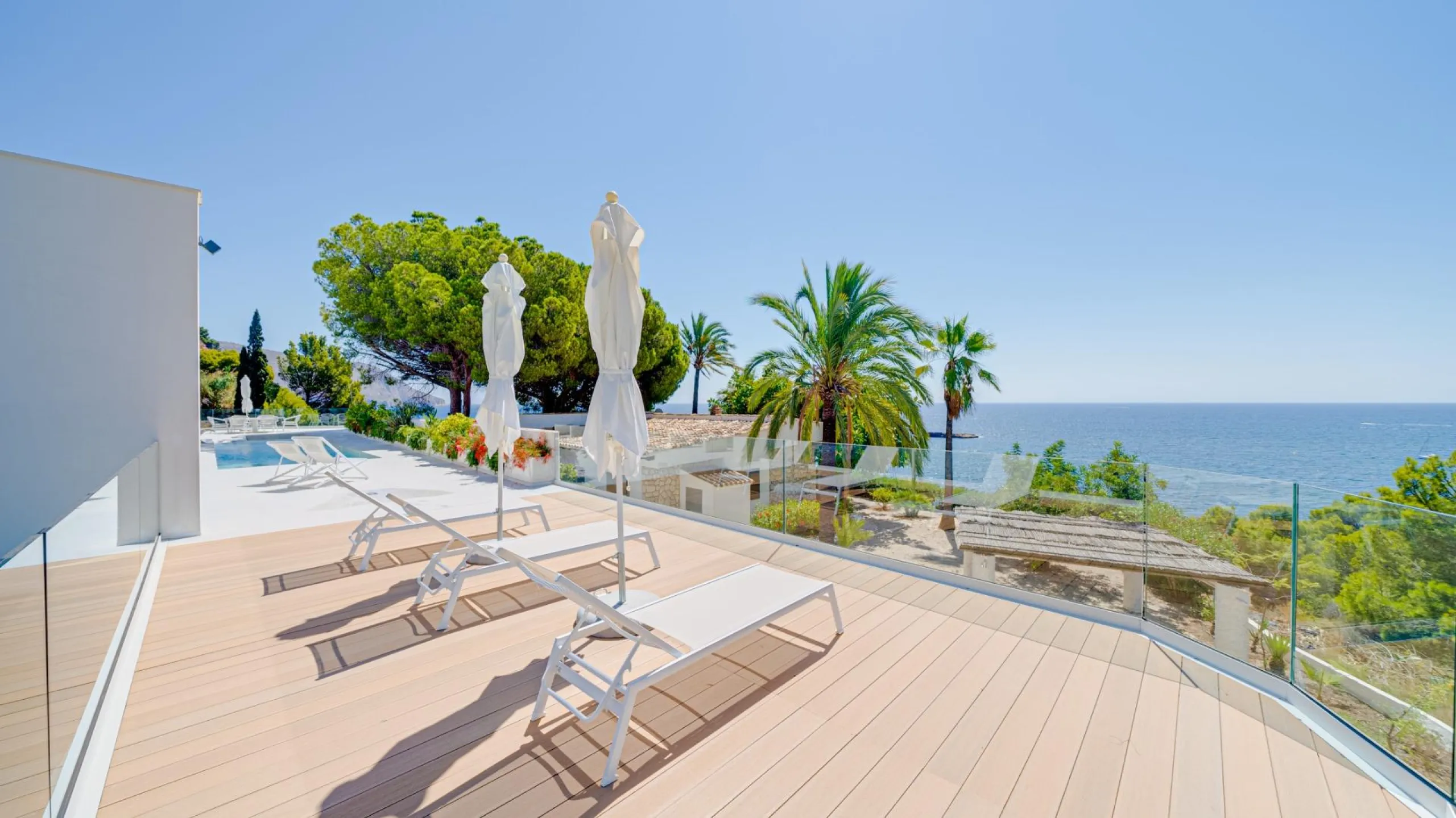 Impressive luxury villa on the sea front