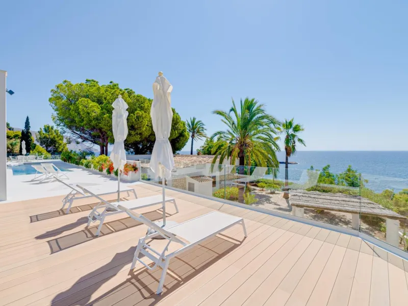 Impressive luxury villa on the sea front