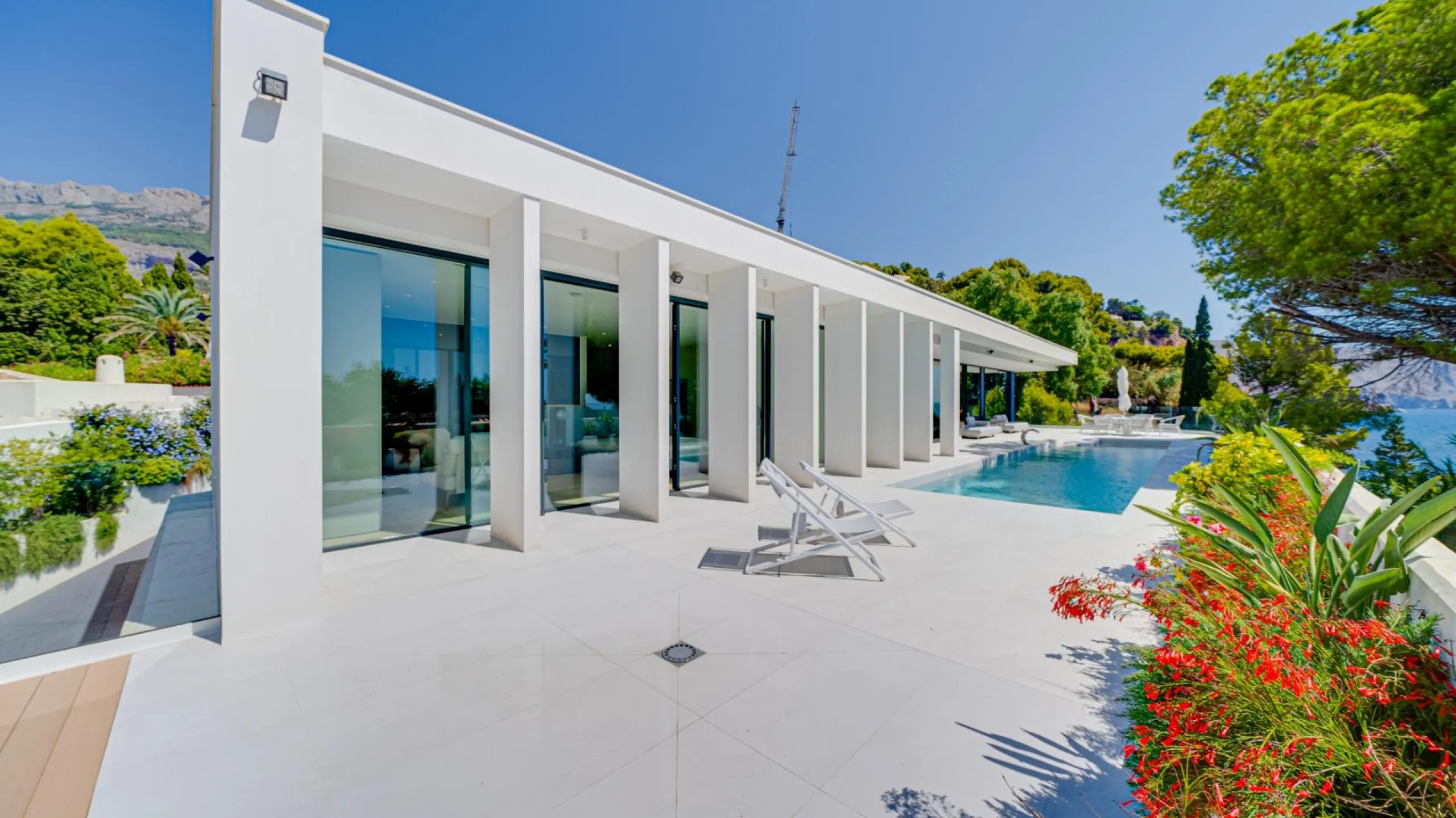 Impressive luxury villa on the sea front