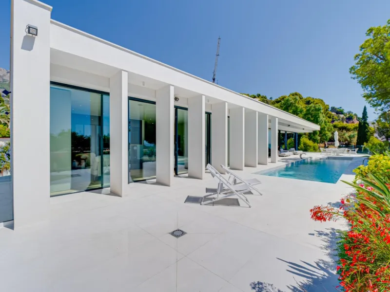 Impressive luxury villa on the sea front