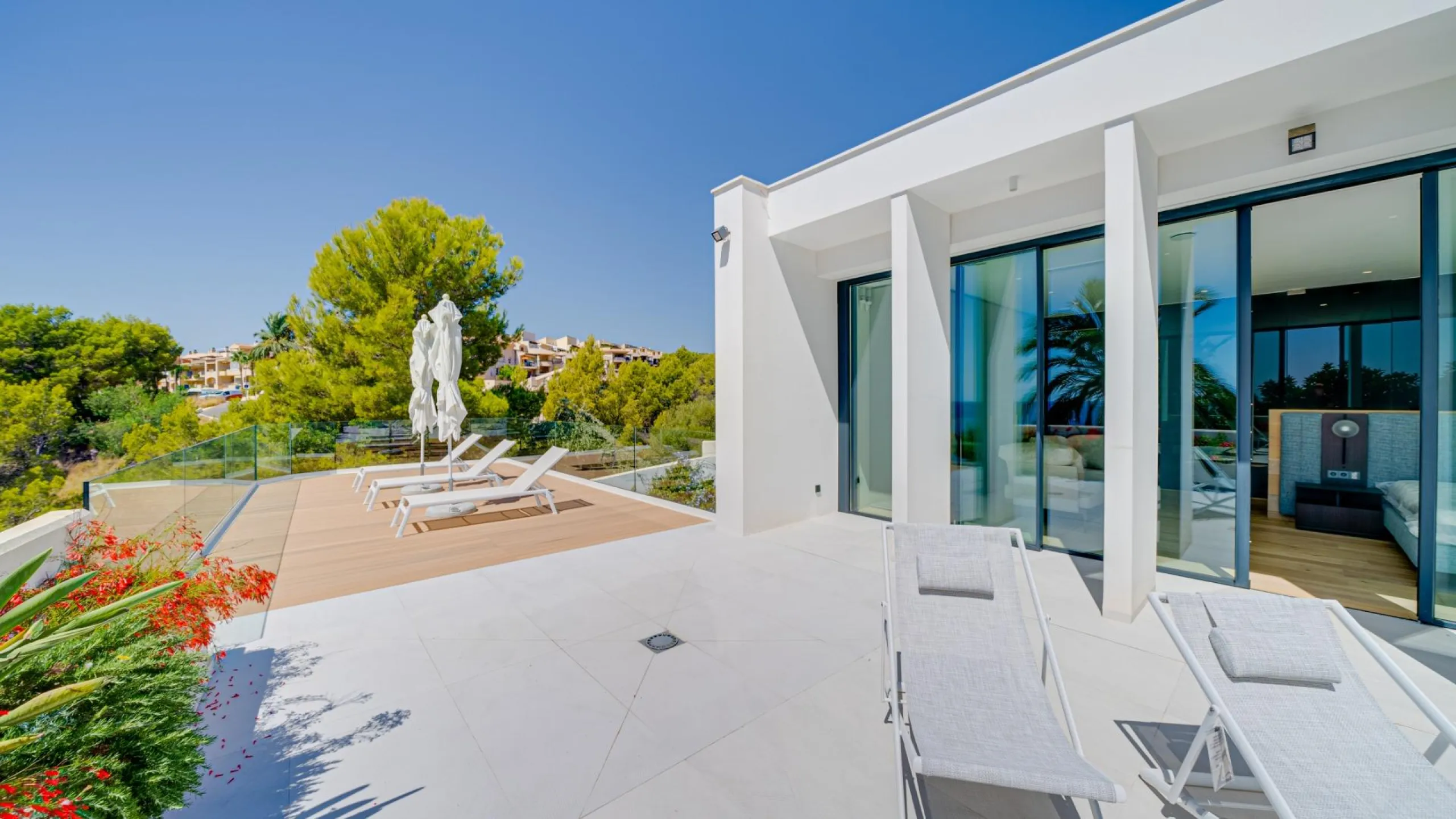Impressive luxury villa on the sea front