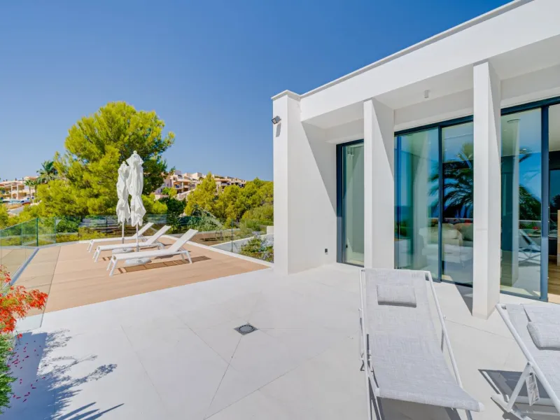 Impressive luxury villa on the sea front