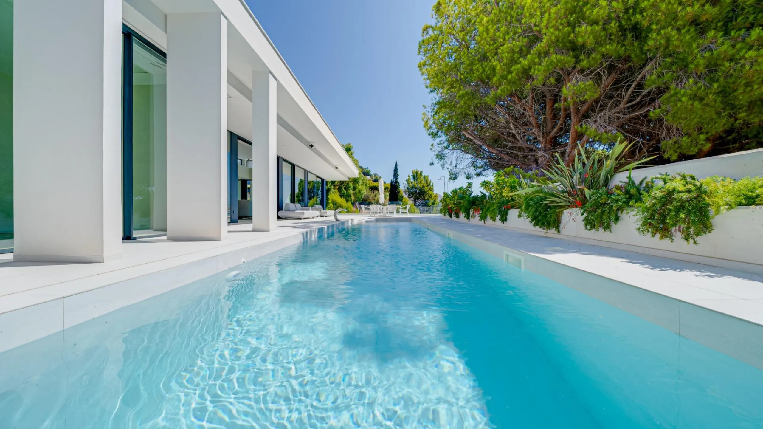 Impressive luxury villa on the sea front