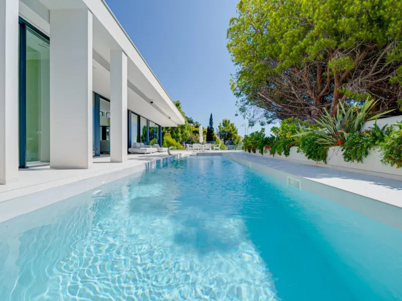Impressive luxury villa on the sea front