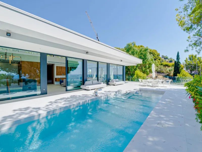 Impressive luxury villa on the sea front
