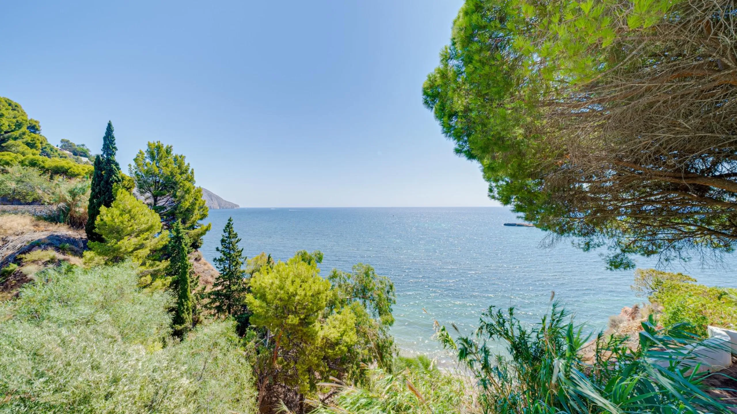 Impressive luxury villa on the sea front
